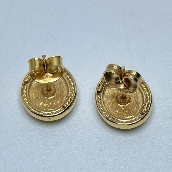 Dainty Gold Tone Cameo Stud Earrings Post Setting Victorian Vintage Look Unique - Picture 3 of 7